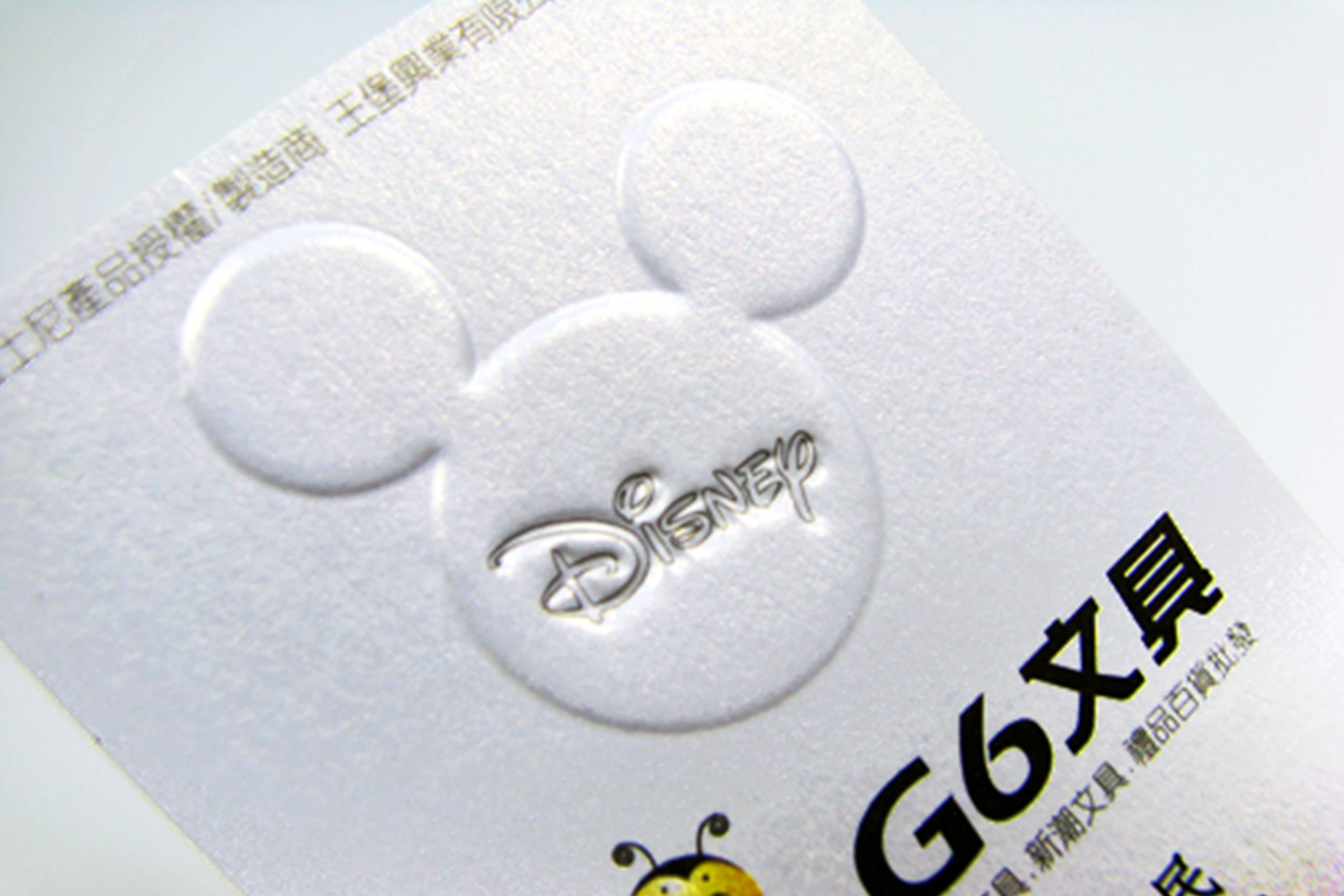 給你啟發,得到業績的敲門磚;當然令人印象深刻的名片設計,更可以成為你和客戶之間日常關係的加溫計,因為經過設計名片更像是一份禮物,讓客戶處理特定問題的禮物,由此開啟討論的話題,讓客戶在交涉之中獲取成功的突破,因為專業同樣需要客情的幫襯。